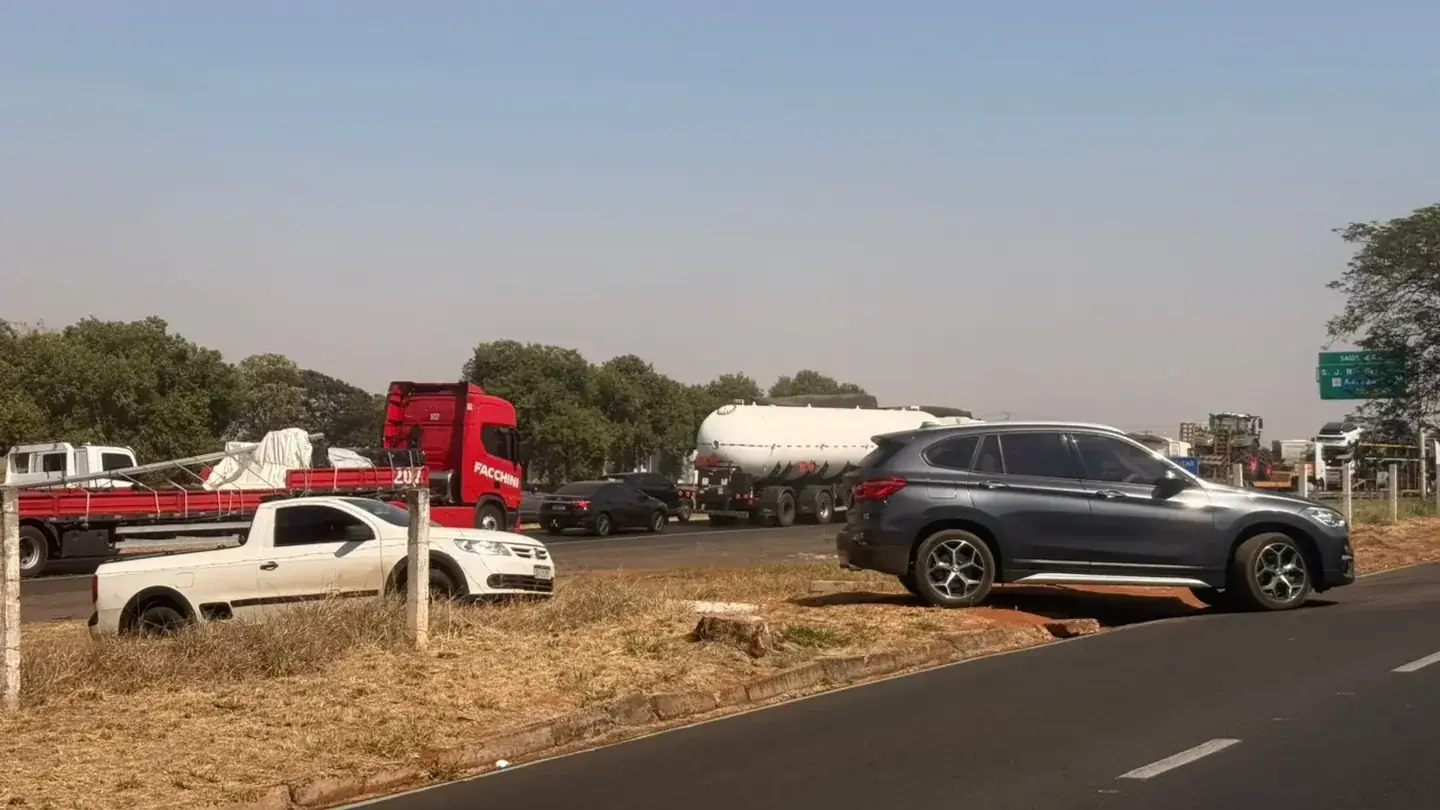 Motoristas invadem canteiro lateral e avançam pela marginal Comendador Vicente Filizola, em Rio Preto (Colaboração/Leitor)