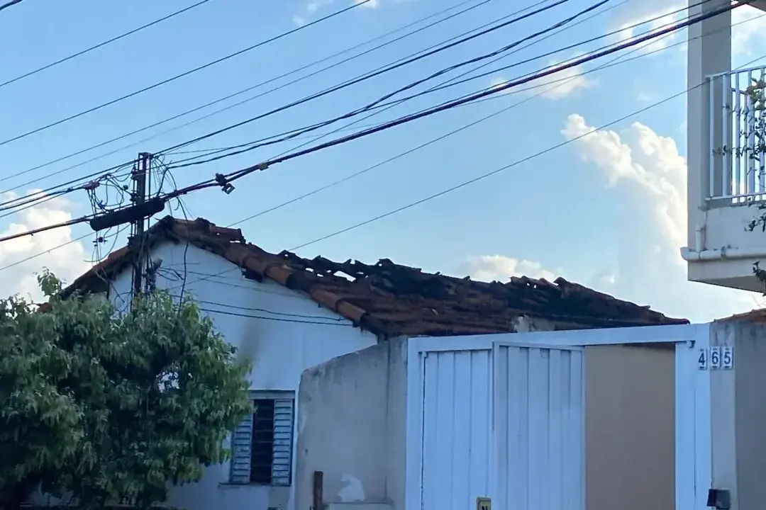 Telhado ficou destruído após incêndio (Colaboração / Leitor)