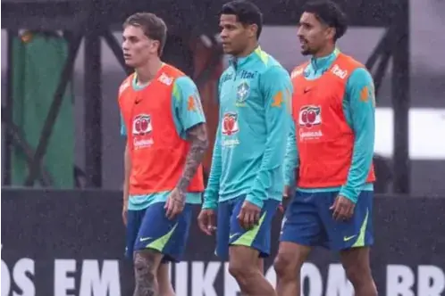 Leo Jance, à esquerda, convocado por Carlo Ancelotti para completar as atividades da Seleção brasileira (Divulgação/CBF)