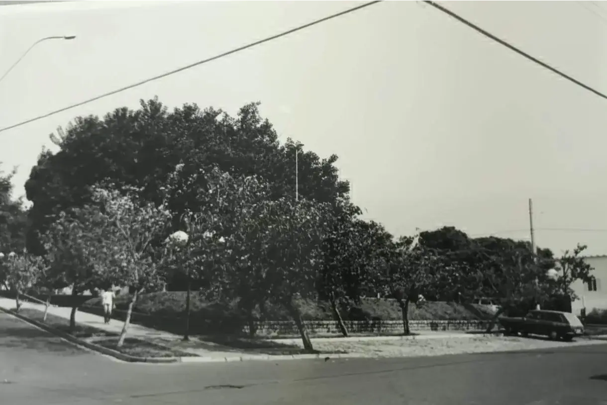 Praça Carmen de Oliveira Santos - Vila Santa Cruz - Construção - 1973 (Jaime Colagiovanni)