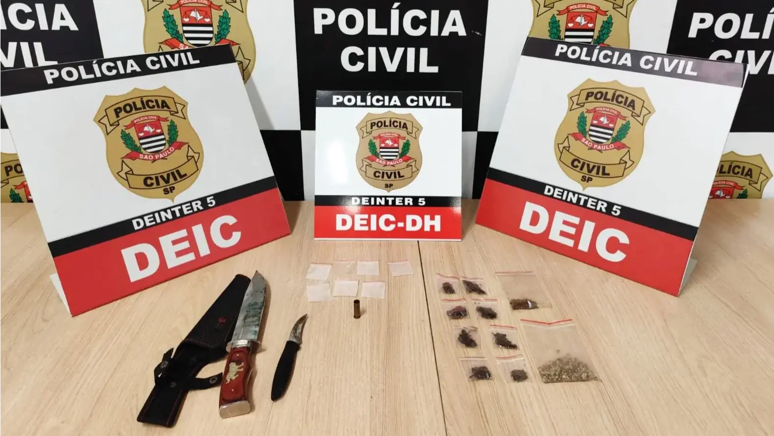 Facas e entorpecentes foram apreendidos durante a operação (Deic)