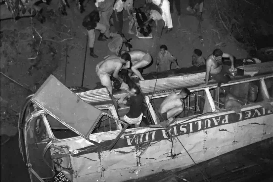 Ônibus tombado no rio Turvo - 1960 (Jaime Colagiovanni)