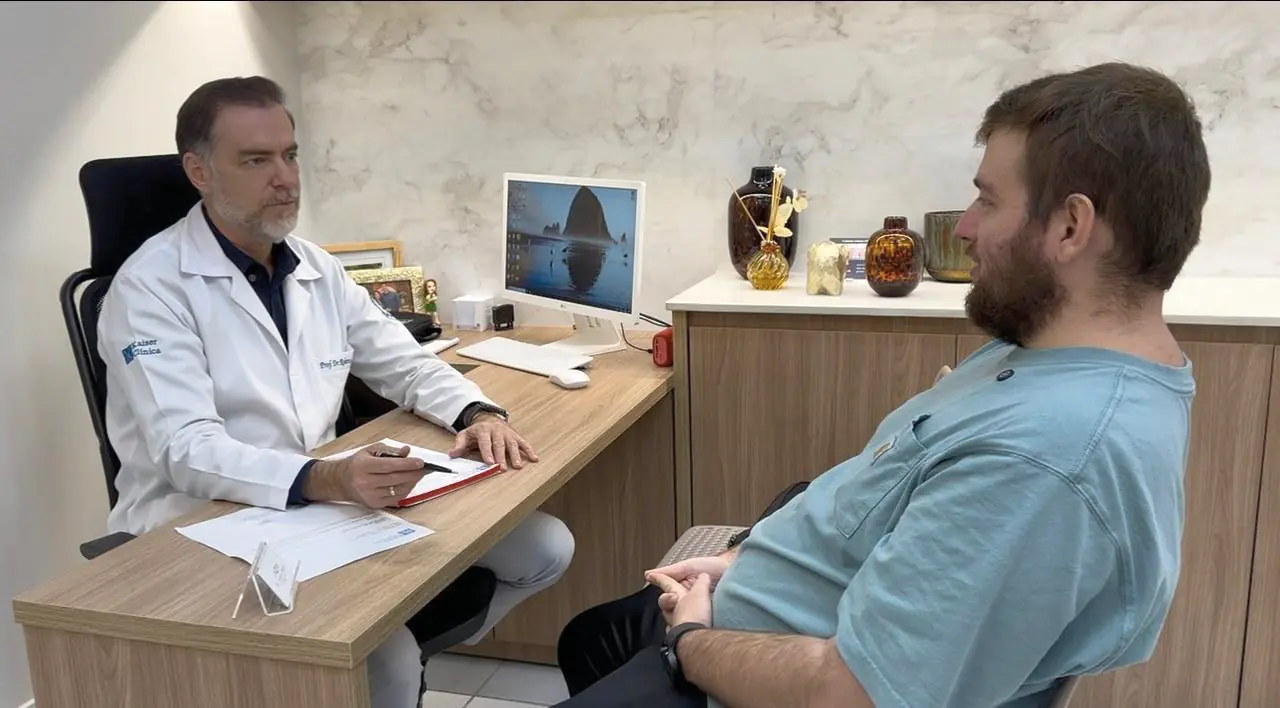 Daniel Evan Overstreet em consulta com o médico proctologista Roberto Luiz Kaiser Junior (Divulgação)