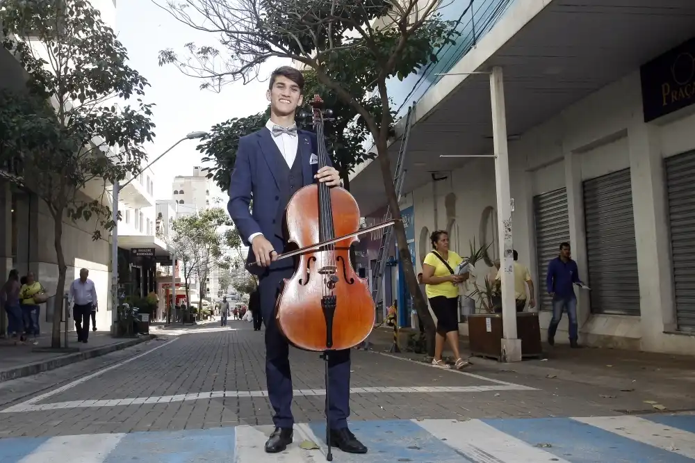 Abner Tofanelli em apresentação no Calçadão de Rio Preto (Mara Sousa 23/8/2017)
