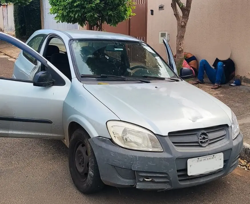 Suspeitos e carro utilizado durante o roubo (Divulgação)