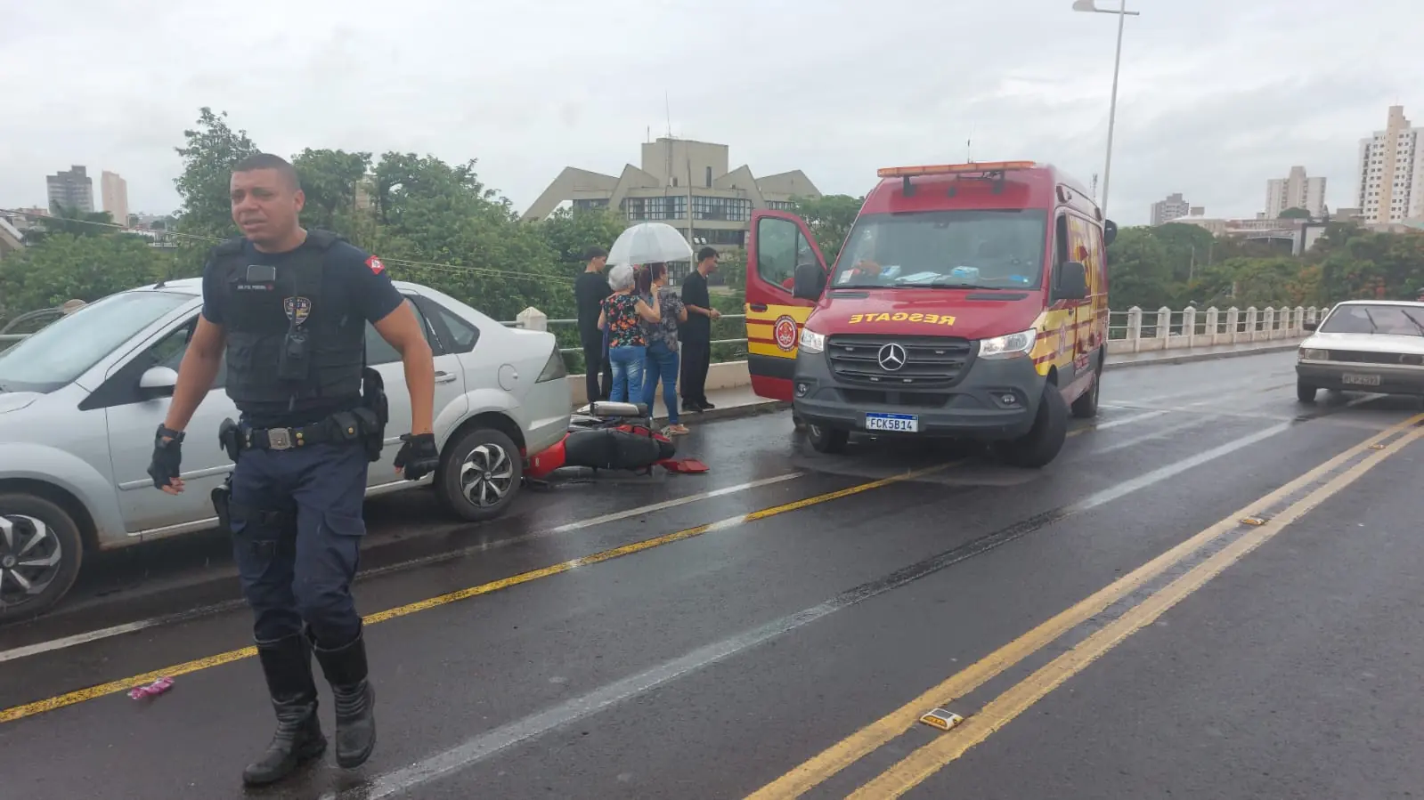 Mulher fica ferida colisão entre motos em viaduto de Rio Preto