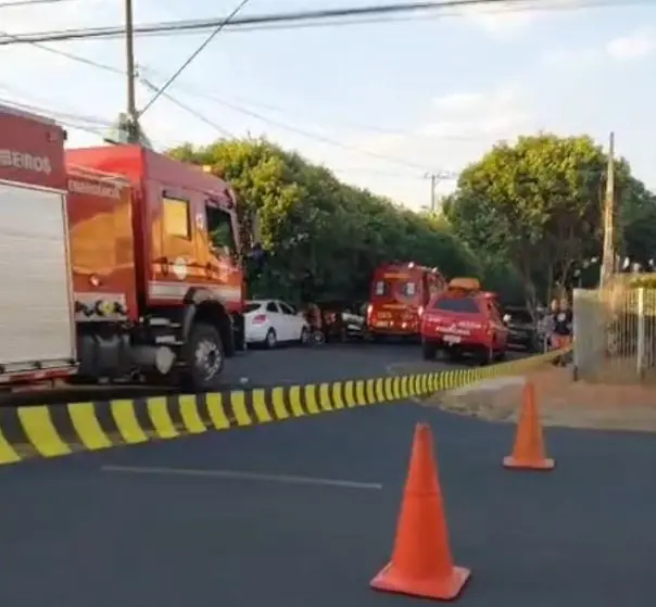 Viaturas dos Bombeiros em frente ao hospital (Colaboração Leitor)