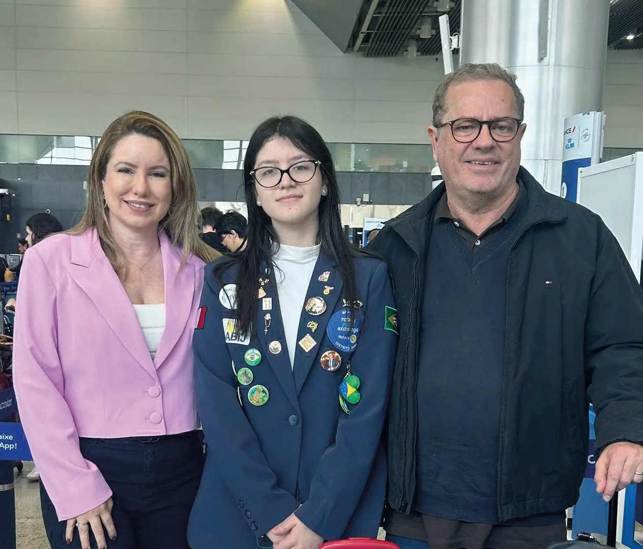 Patrícia Buzzini e Fabiano Buzzini na despedida de Alice, que embarcou para França, onde permanecerá por um ano (Arnaldo Mussi)