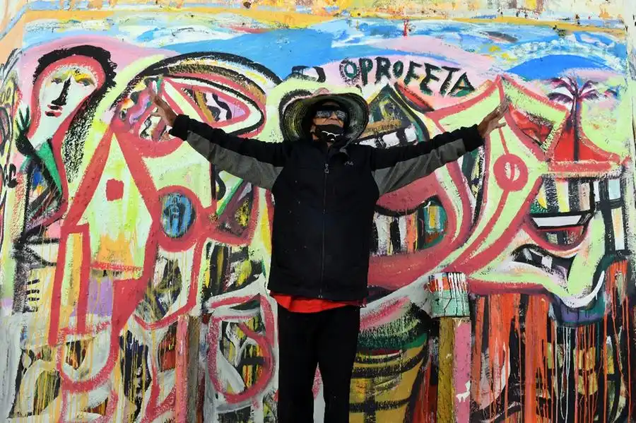 Na esquina das ruas Saldanha Marinho e Coronel Spínola de Castro está o mural que o Profeta das Cores pinta há 36 anos (Thomaz Vita Neto/Divulgação)