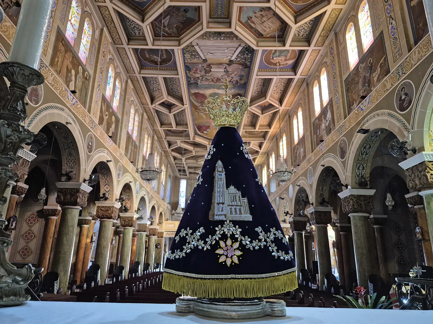 Imagem de Nossa Senhora Aparecida, restaurada e de manto renovado (Leandro Ferreira)