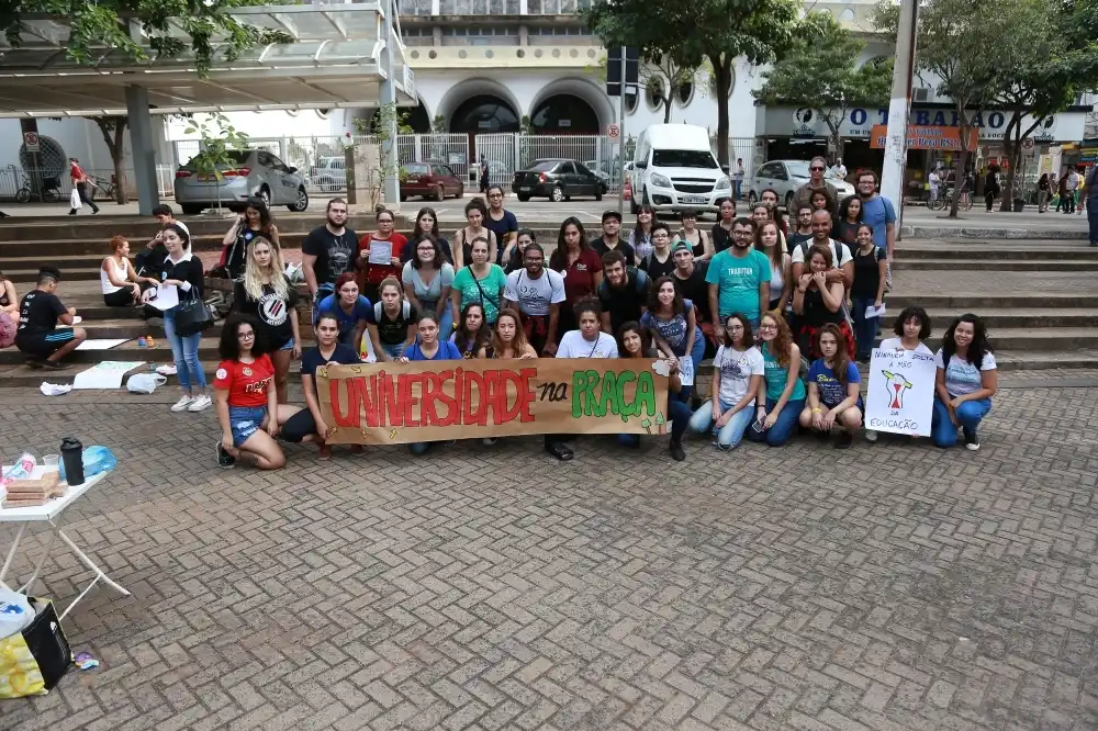 Alunos da Unesp na praça Dom José Marcondes: manifestação e informação ao povo sobre a importância do Ibilce (Johnny Torres 15/5/2019)