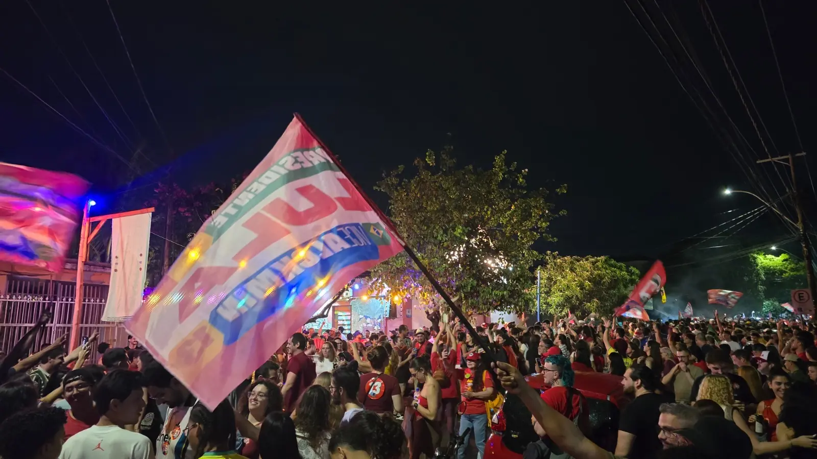 Apoiadores de Lula comemoram reeleição no Centro Vasco em Rio Preto