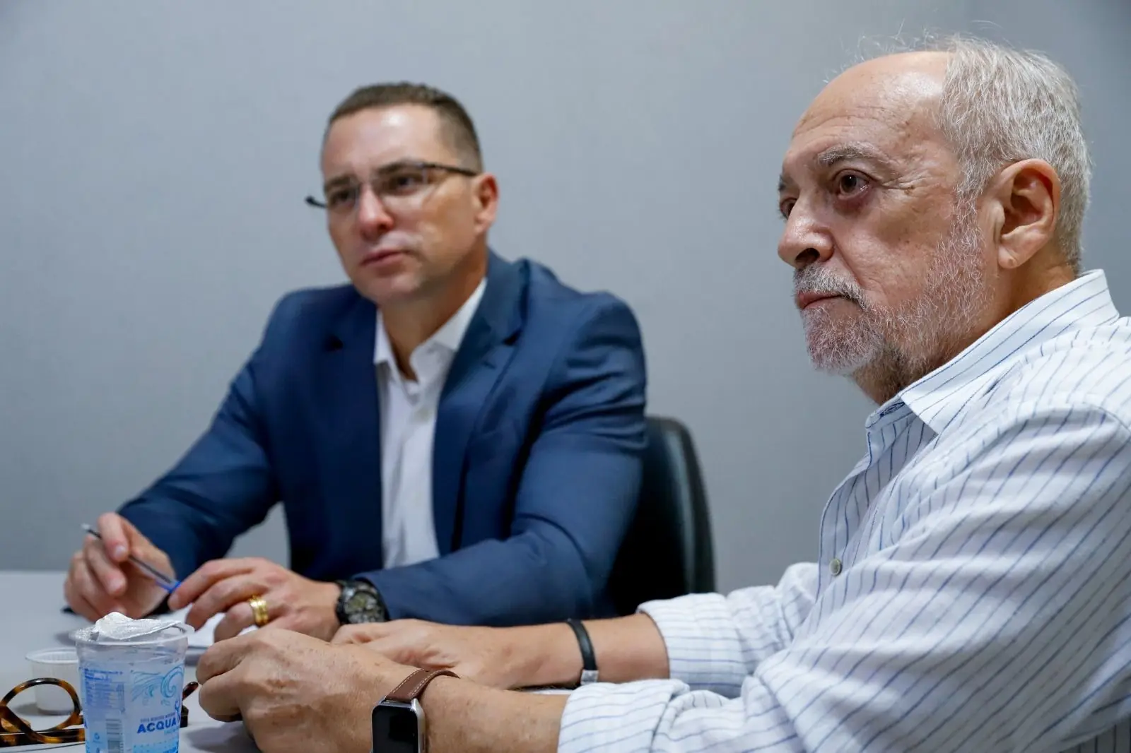 O presidente do Conselho Municipal da Saúde de Rio Preto, Fernando Araújo (em primeiro plano), com o secretário municipal da Saúde, Rubem Bottas, ao f (Divulgação/Prefeitura de Rio Preto)