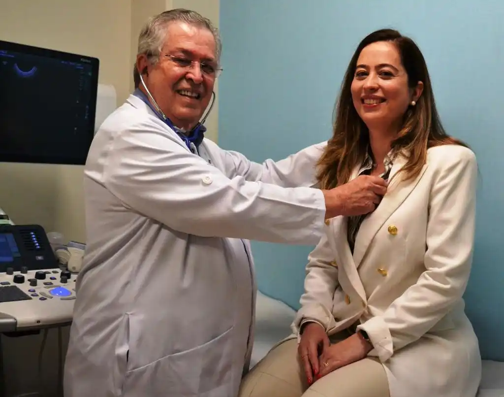 Arthur Soares Souza Junior medindo a frequência cardíaca da filha Luciana Volpon Soares Souza: ambos são radiologistas (Marcelo Schaffauser/Divulgação)