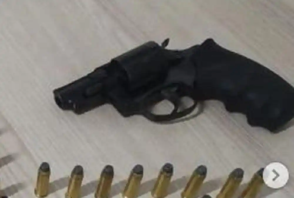 Revólver calibre 38 foi apreendido pela primeira vez em 2017, em ocorrência de homicídio e encaminhada ao 4º Distrito Policial, no bairro Maria Lúcia; em outubro, arma estava com ourives que foi detido por porte irregular (Divulgação/Polícia Militar)