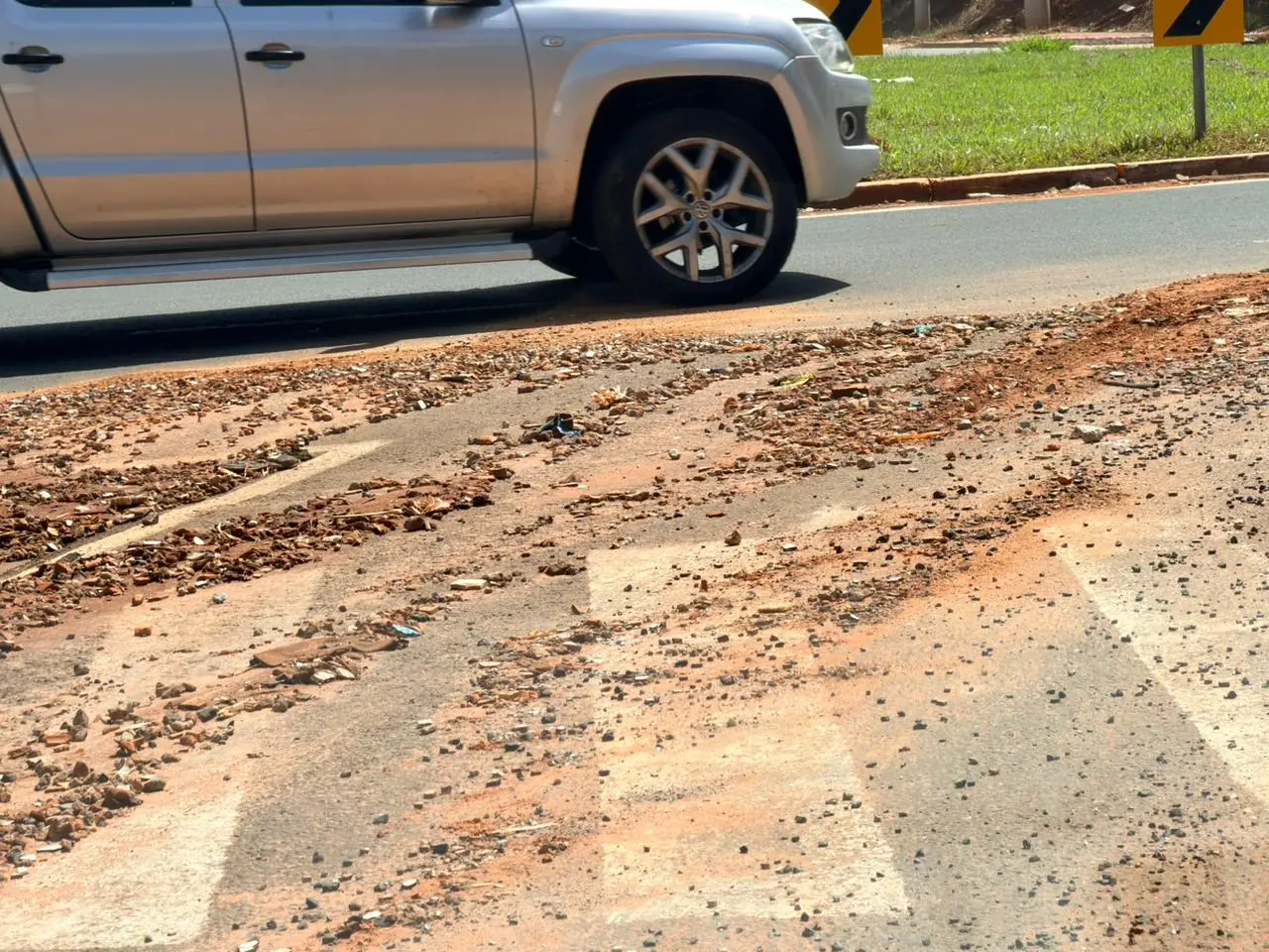 Entulho usado pela Prefeitura em pavimentação escorre para avenida em Rio Preto