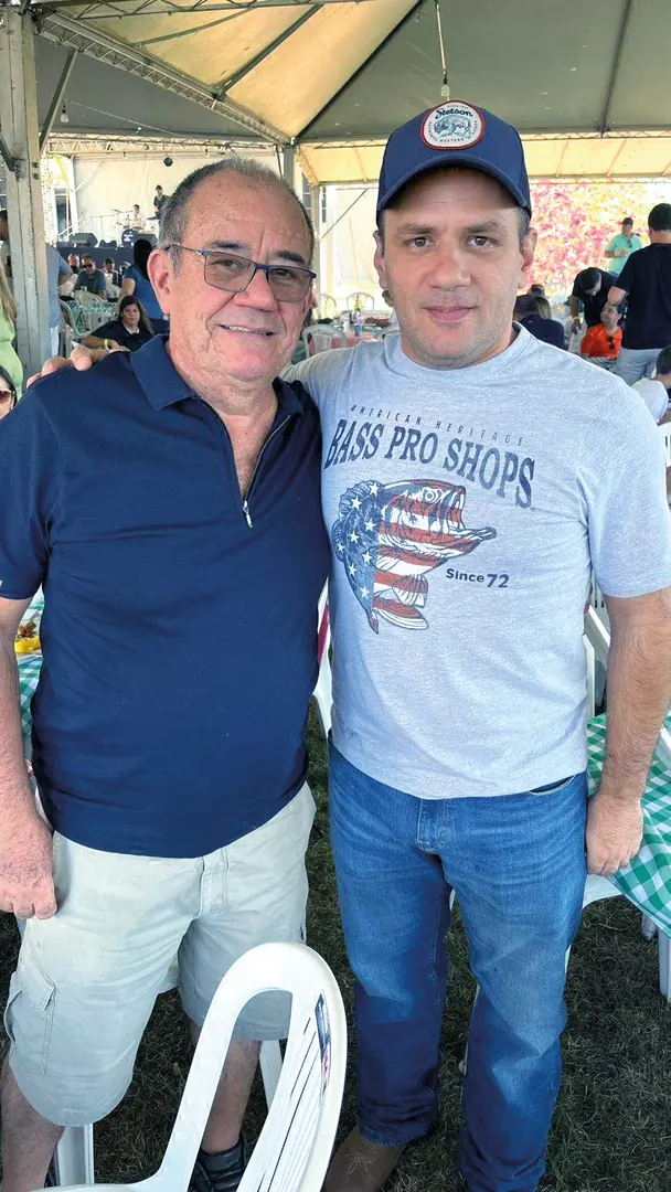 Nivaldo Peres e o filho Luciano, em churrasco beneficente (Arnaldo Mussi)