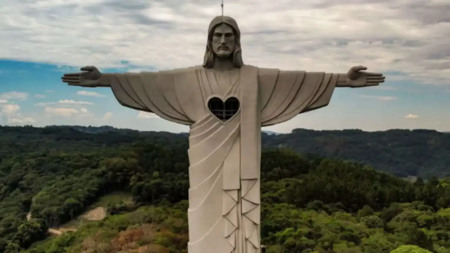 Estátua supera em tamanho a do Cristo Redentor (Divulgação)