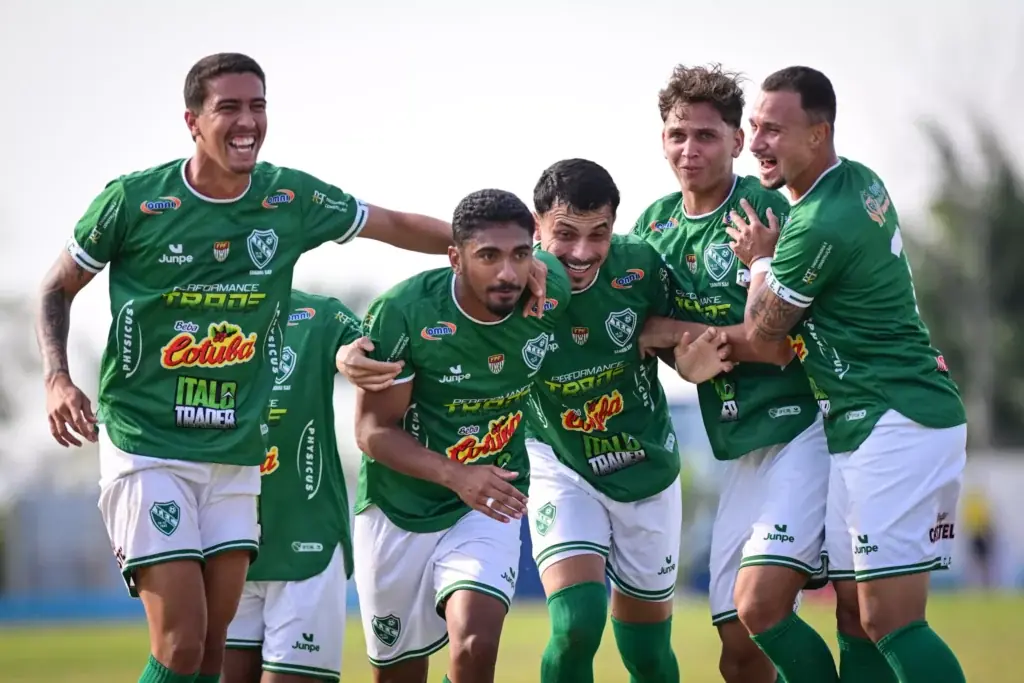 Breno Victor (ao centro, de cavanhaque) comemora o primeiro gol do Tanabi na decisão (Rodrigo Corsi/Agência Paulistão)