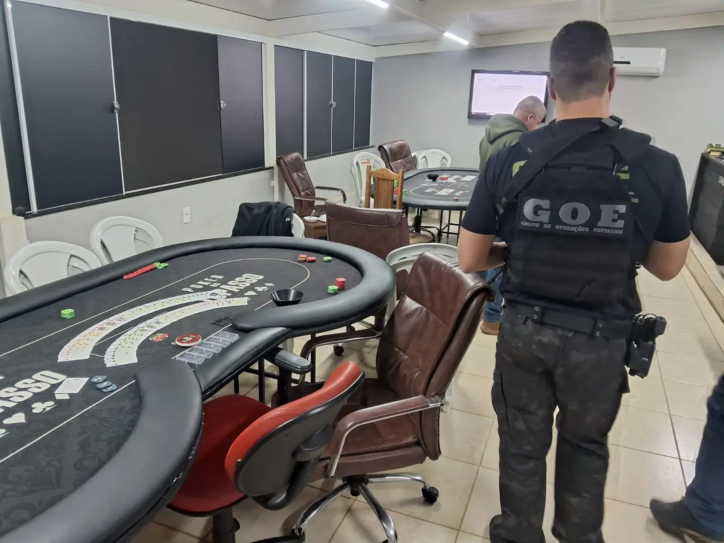 Policiais em local apontado como cassino clandestino em Ibirá (Divulgação/Polícia Civil)