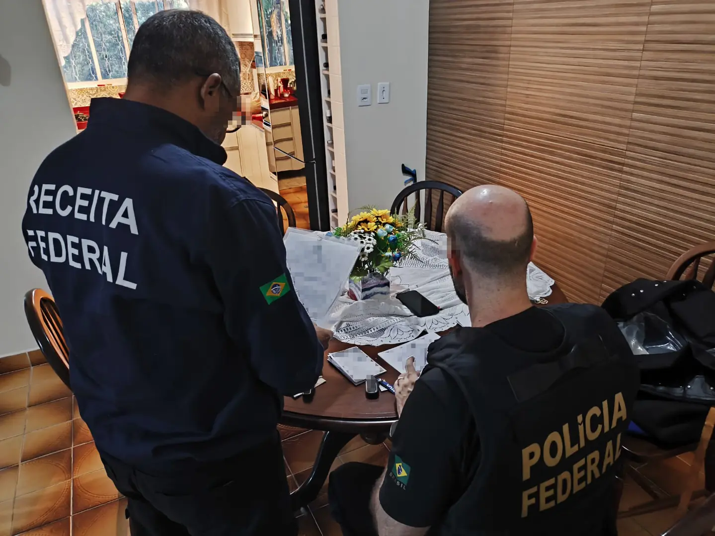 Agentes durante operação da Receita Federal e da Polícia Federal (Divulgação)