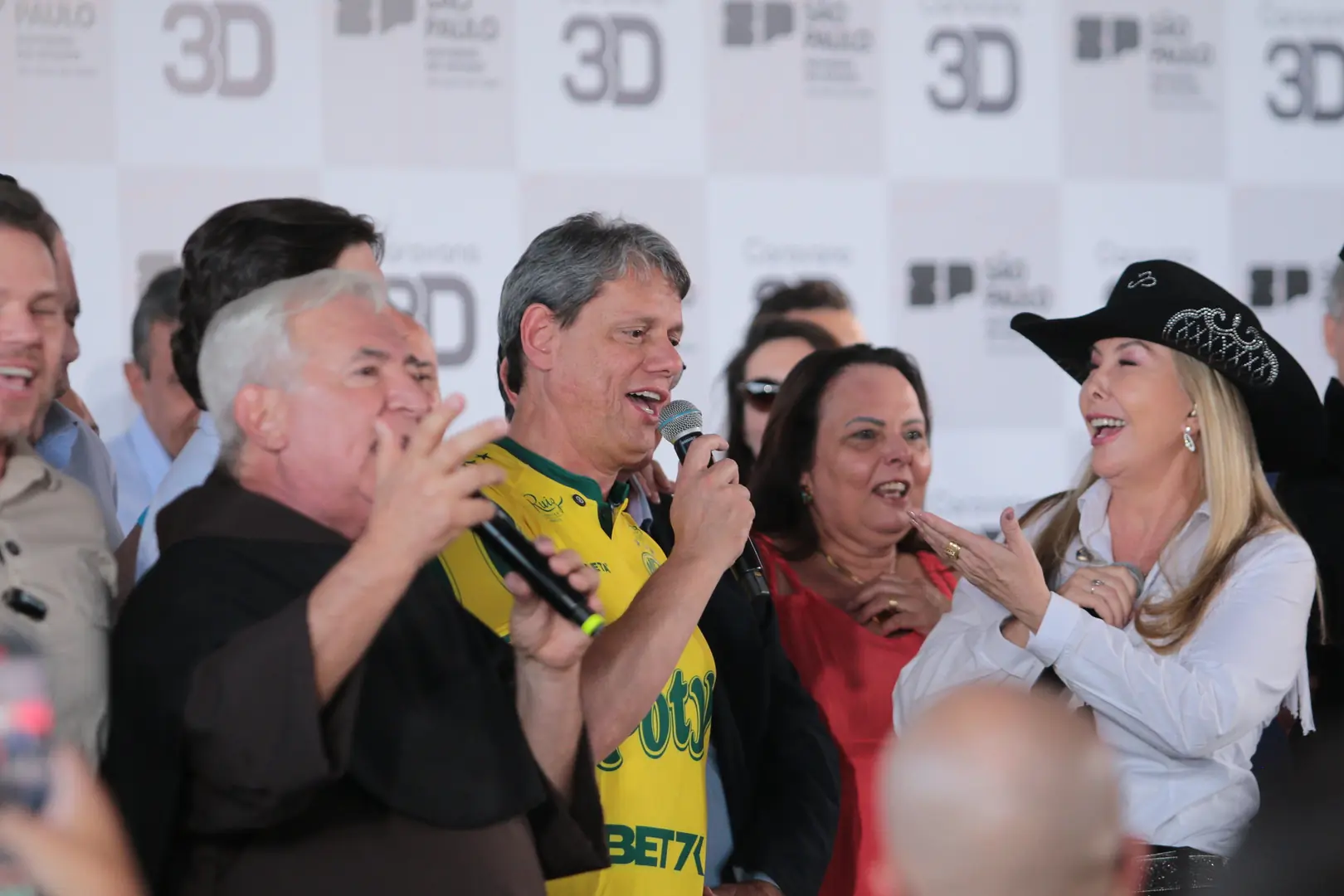 Com camisa do Mirassol F.C., Tarcísio inaugura hospital na cidade com direito a corpo-a-corpo e cantoria