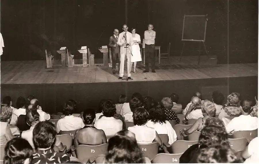 Prefeito Adail discursa no Festival Nacional de Teatro Amador, no Teatro Municipal, nos anos de 1970 (Arquivo Público Municipal e João Carlos Rodrigues Perez (1968))