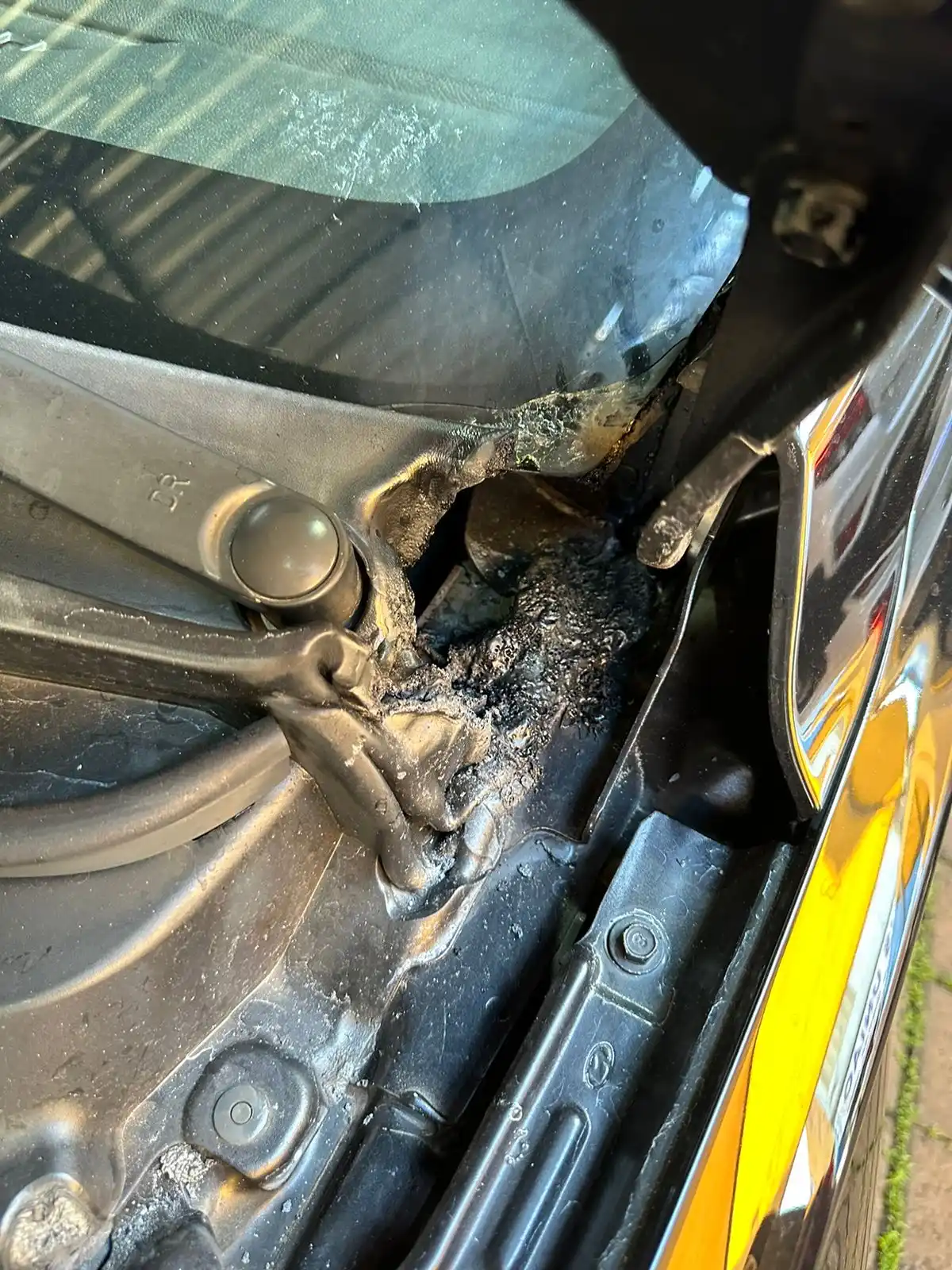 Dano provocado pelo fogo ateado em um dos carros da garagem (Arquivo pessoal)