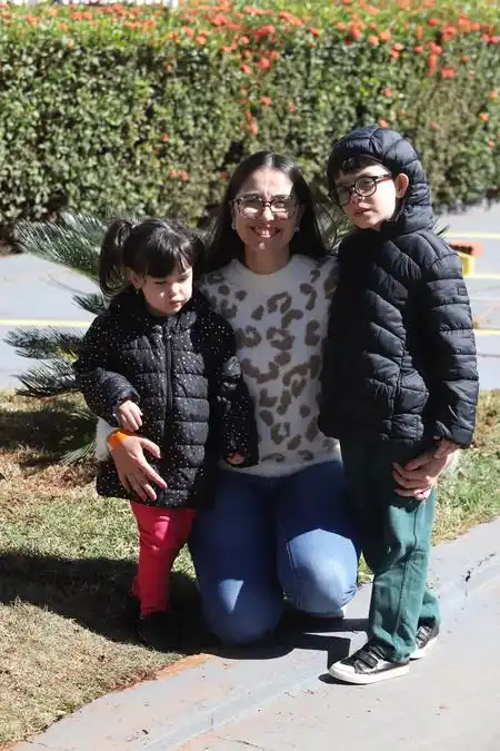Jéssica Busto com os filhos, Aurora, 3 anos, e Benício, 6: agasalhados (Guilherme Baffi 25/6/2025)