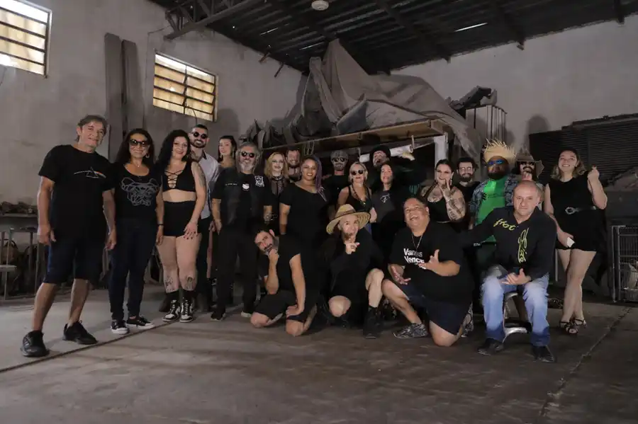 Eder Juno (agachado, de chapéu), ao lado de Junior Groovador durante a gravação do clipe (Arquivo Pessoal)