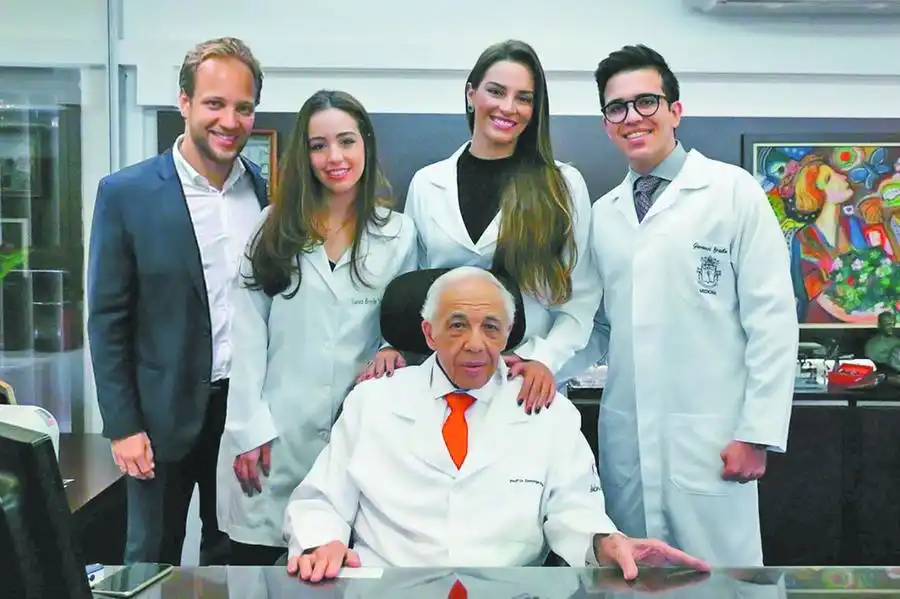 Da direita para esquerda: Rafael Braile, diretor da Braile Biomédica, Luiza Braile Verdi, estudante de medicina, Sofia Braile e Giovanni Braile Sternieri, formados em medicina, com o avô Domingo Marcolino Braile, que faleceu em 2020 (Divulgação)