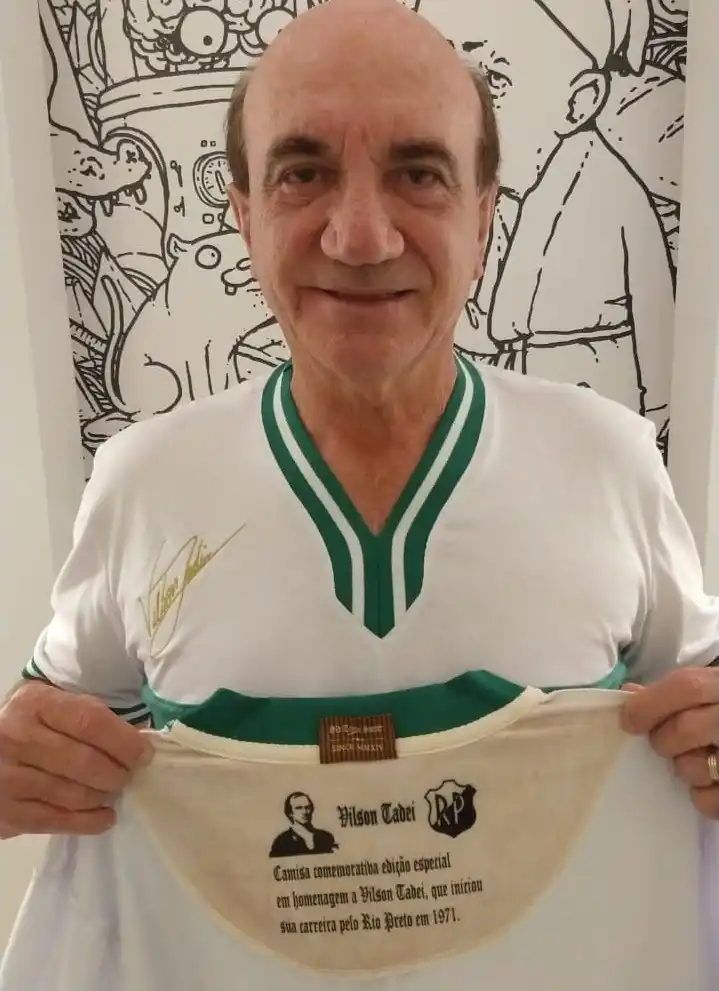 Tadei com a camisa comemorativa em sua homenagem (Fotos: internet)