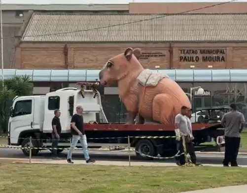Prefeitura inicia instalação de escultura de capivara na Represa de Rio Preto
