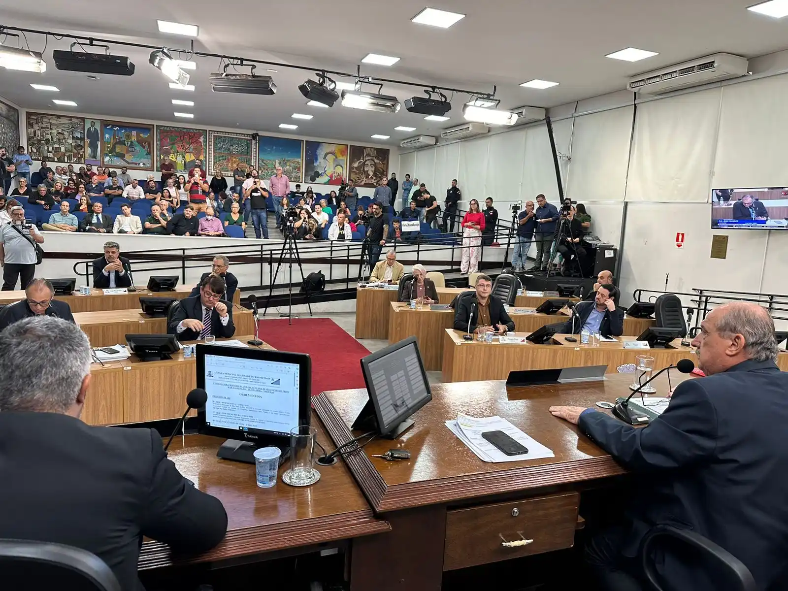 Vereadores durante sessão extraordinária para votação de empréstimo de R$ 649,3 milhões para captação de água no rio Grande (Guilherme Baffi 4/7/2024)