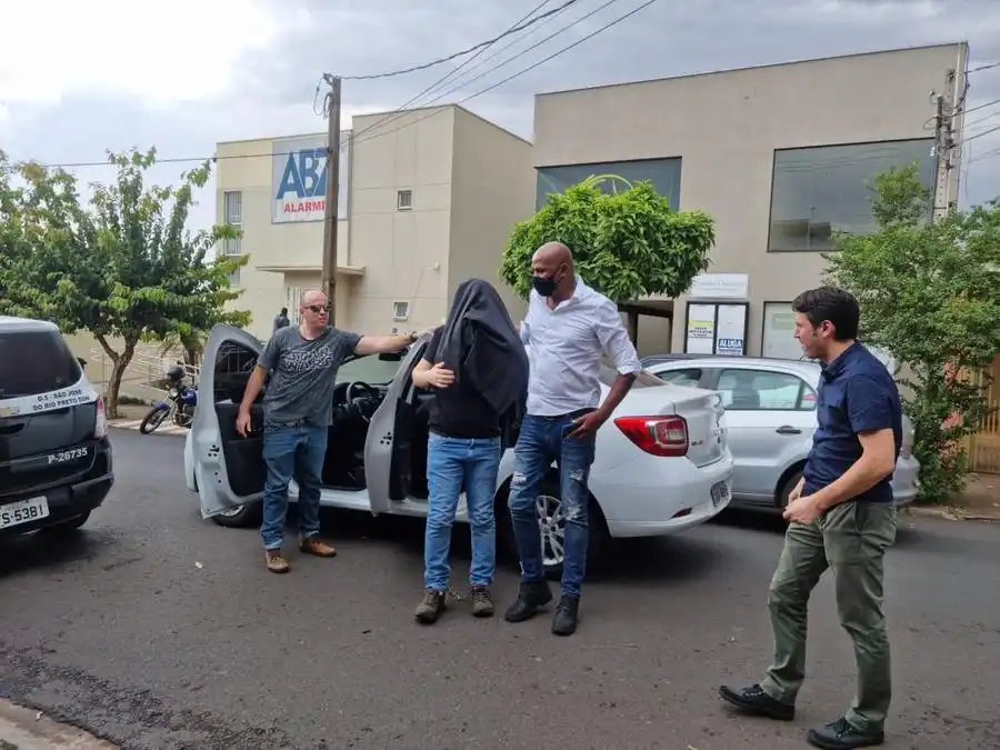 Advogado sendo conduzido pelos policiais à delegacia (Marco Antonio dos Santos 1/10/2021)