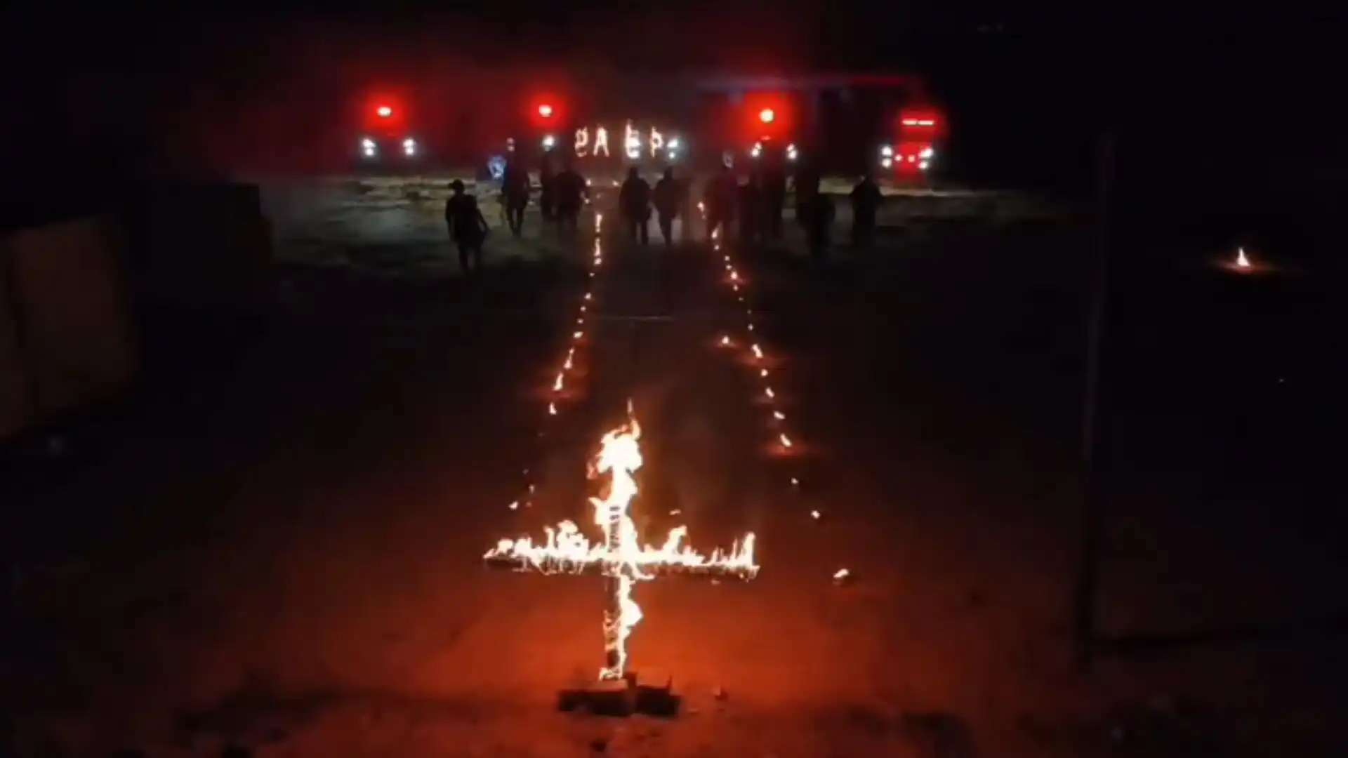 Policiais do Baep de Rio Preto aparecem diante de uma cruz em chamas (Reprodução/Instagram @baepriopreto)
