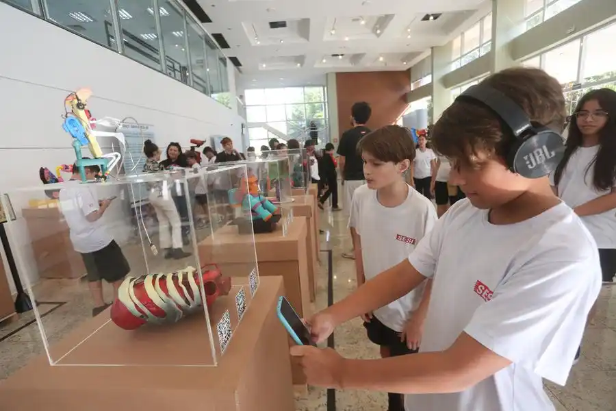 Alunos do Sesi conferem recursos de inteligência artificial da exposição (Guilherme Baffi 26/4/2024)