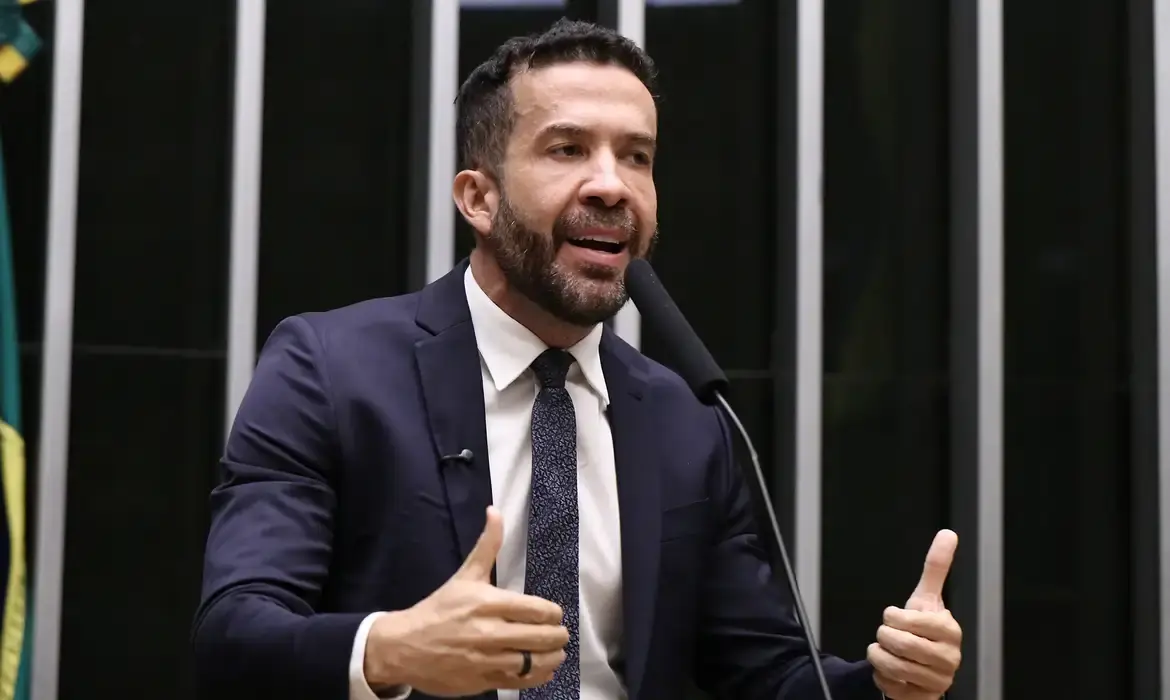 Deputado André Janones é internado com arritmia em SP