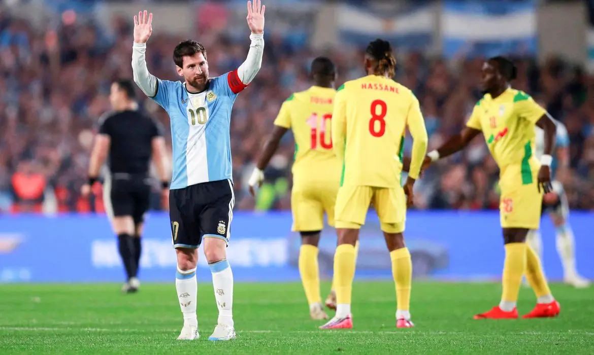 Messi se aposenta da Argentina após 21 anos e 4 títulos