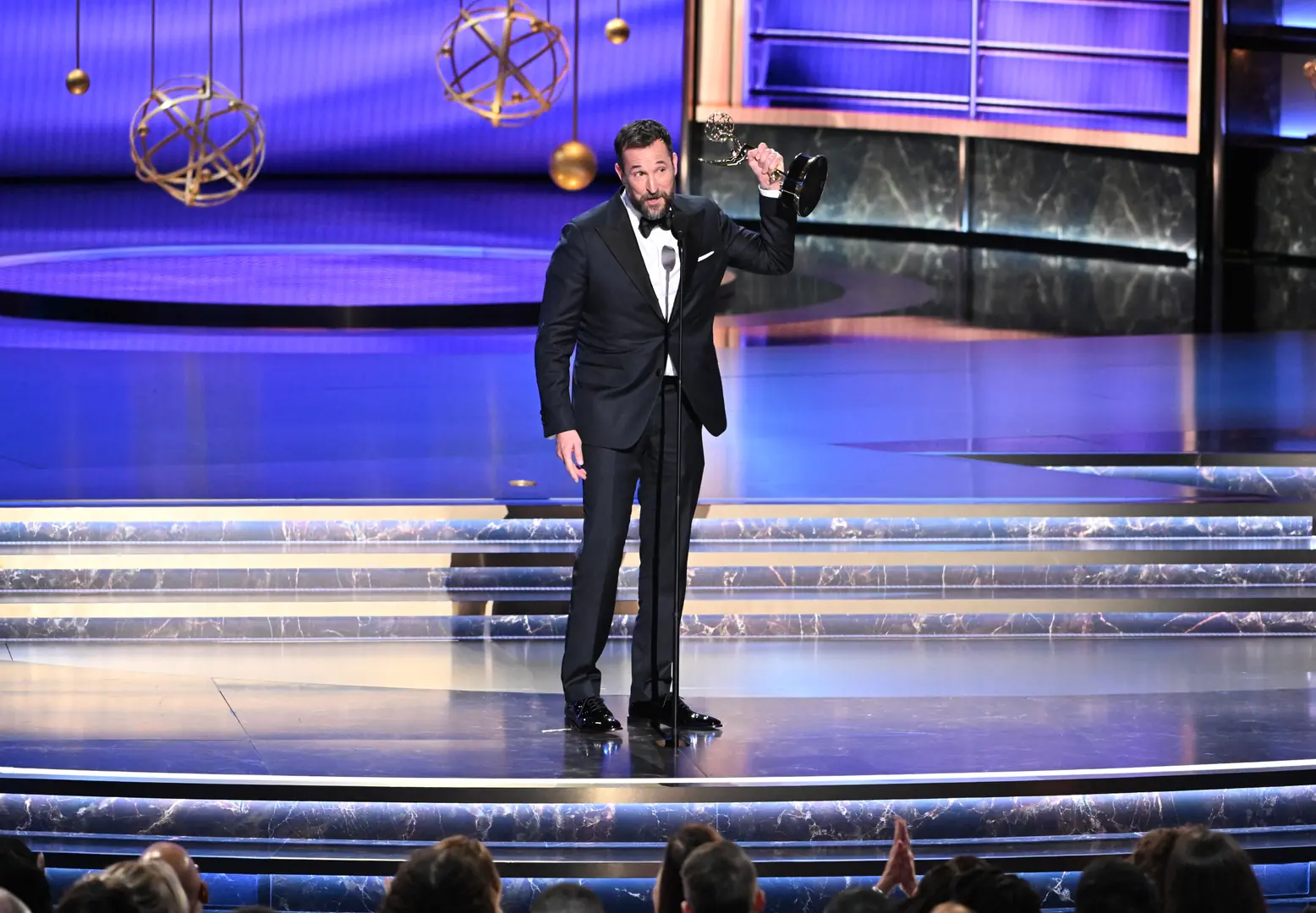 Saiba onde assistir às séries premiadas pelo Emmy 2025