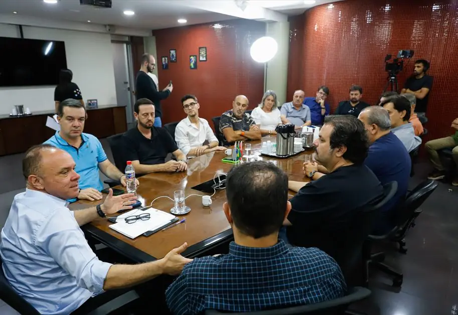 Coronel Fábio Candido com vereadores na sexta, quando anunciou a retirada do projeto de IPTU (Jeniffer Maciel/ Prefeitura de Rio Preto)