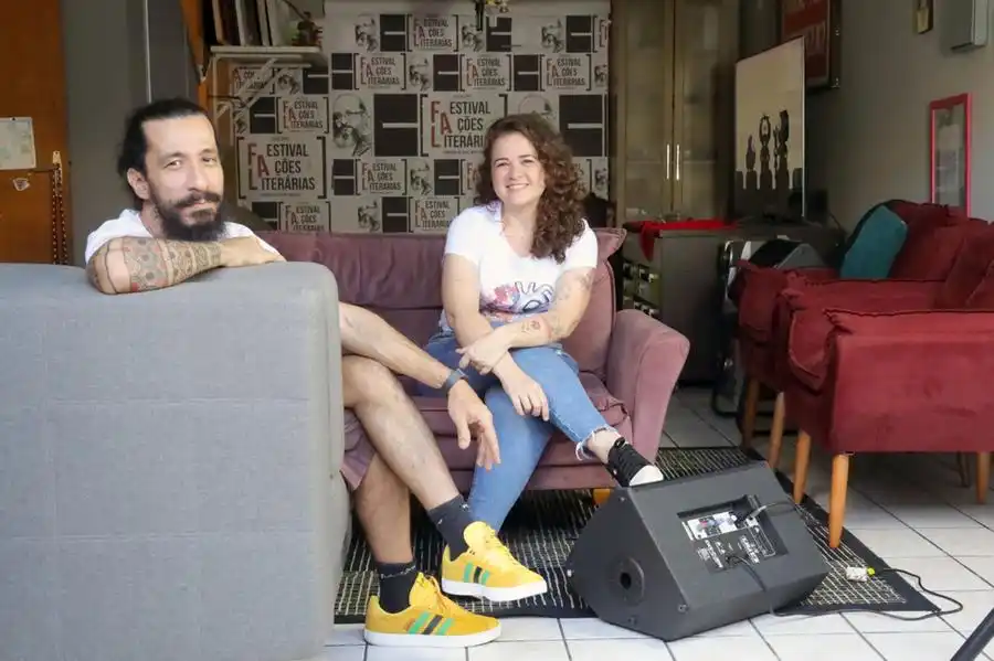 O artista visual juny kp! comanda a casa de criar ao lado da escritora Carolina Manzato (Ricardo Boni/Divulgação)