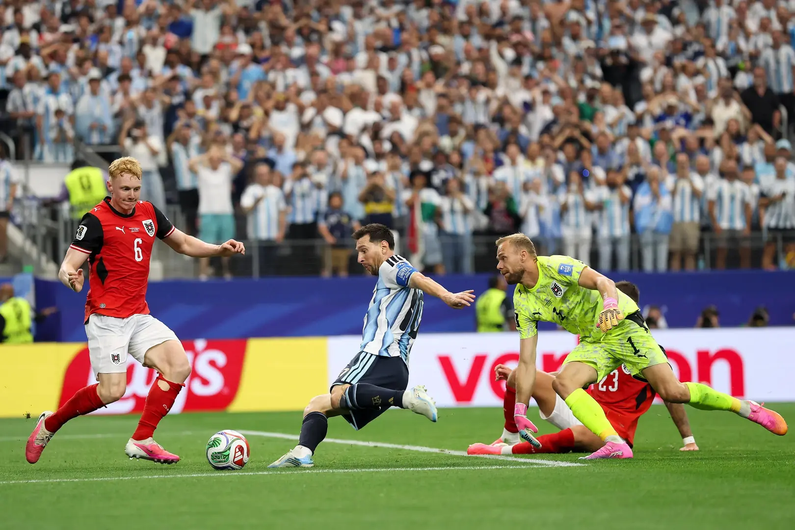Messi finaliza para marcar o segundo gol argentino na partida, o seu 18º gol em Copas do Mundo ( Divulgação/Fifa)