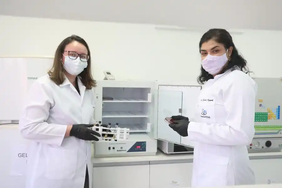 Natalia Mazuchi, colaboradora, e Gabriela Byzynski, CEO da NanoChemTech Solutions, empresa que começou com apoio do Parque Tecnológico (Guilherme Baffi 22/9/21)