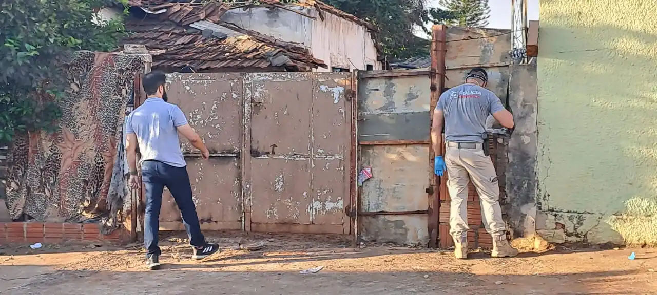 Peritos vistoriam imóvel onde o corpo foi encontrado (Colaboração/Leitor)