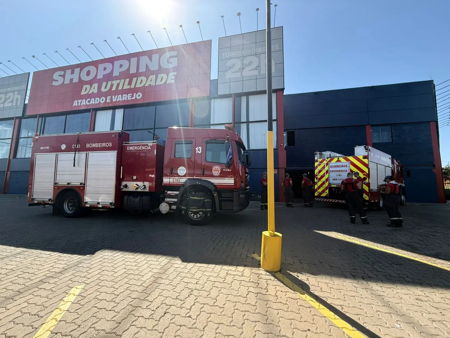 O Corpo de Bombeiros combateu um incêndio em uma loja na manhã deste sábado (Katiani Gomes)