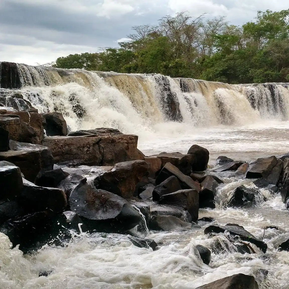 Jovem estava nadando as margens da cachoeira, quando foi arrastado pelas águas (Reprodução/Facebook)