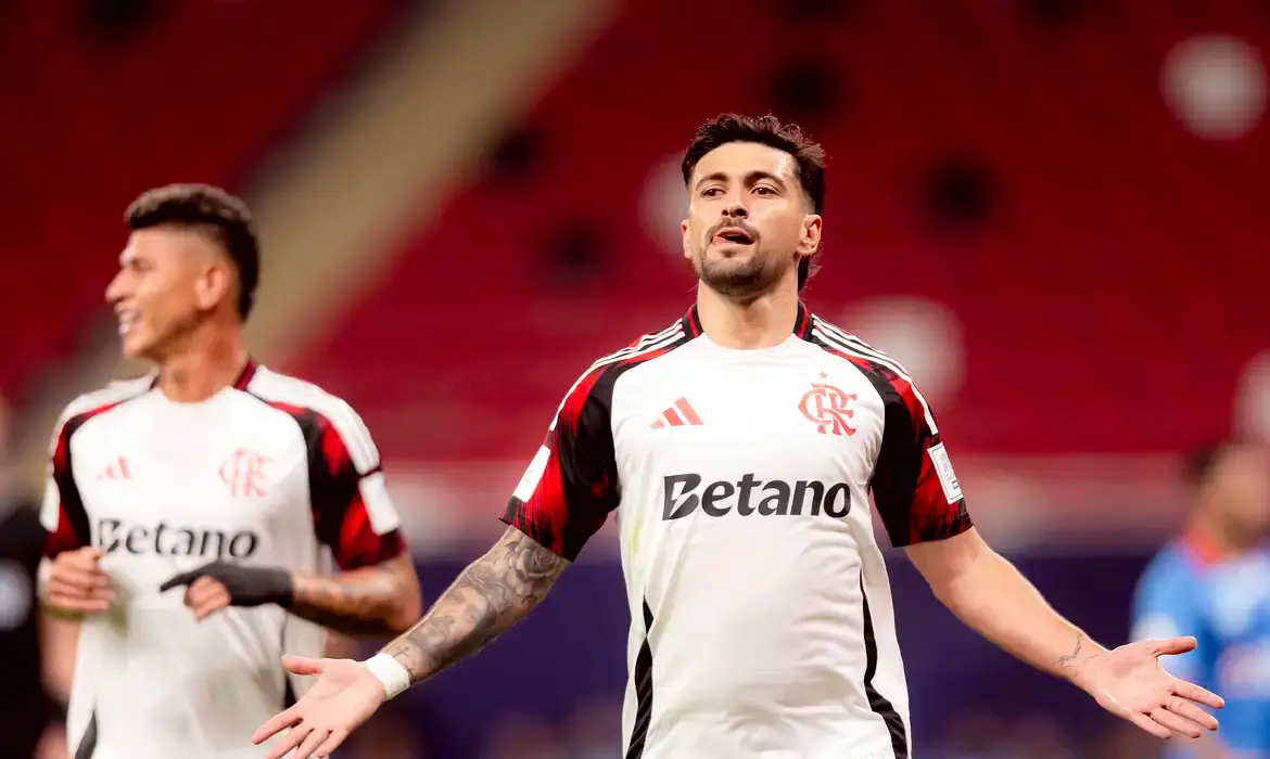 Arrascaeta brilha e Flamengo avança à semi da Copa Intercontinental