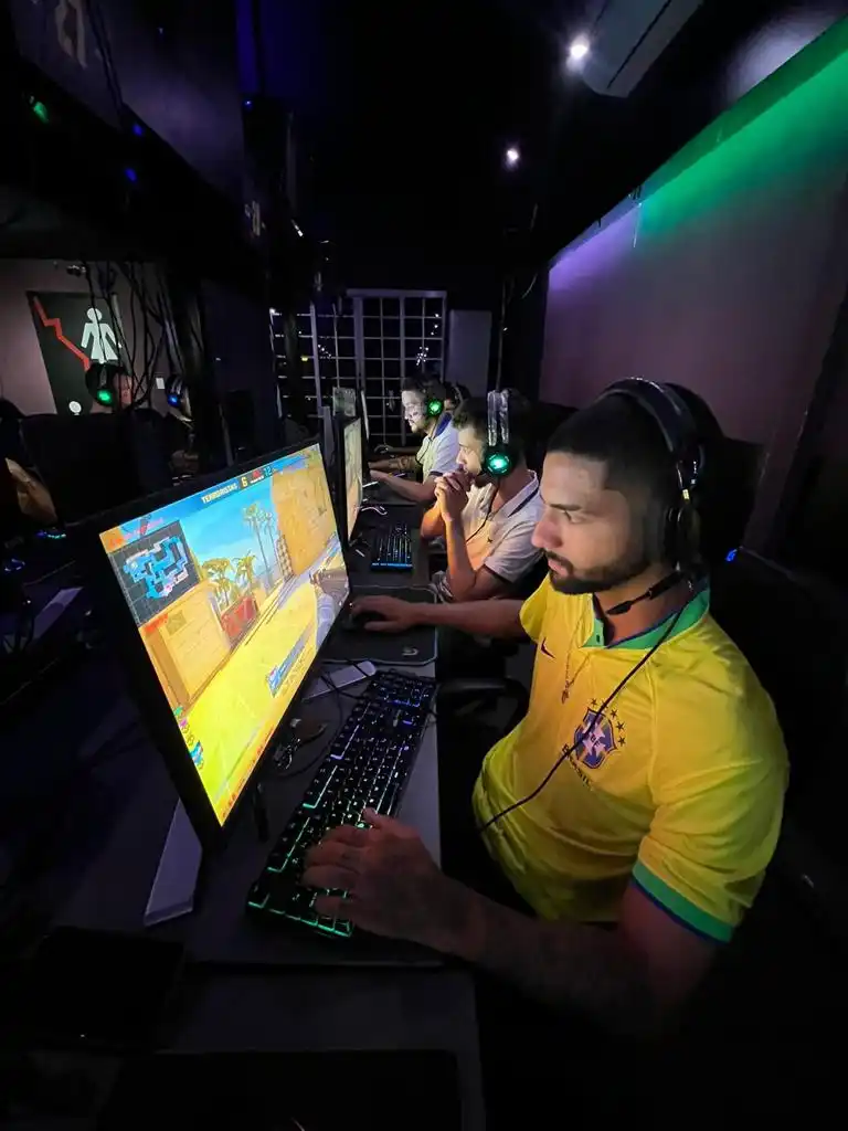 Competição de CS:GO (jogo de tiro) na lan house Cyber Space, em Rio Preto (Divulgação)