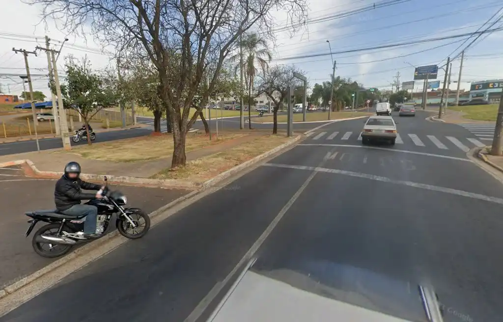 Motociclista foi abordado pelo criminoso ao parar em um semáforo na avenida Mirassolândia (Reprodução/Google Street View)